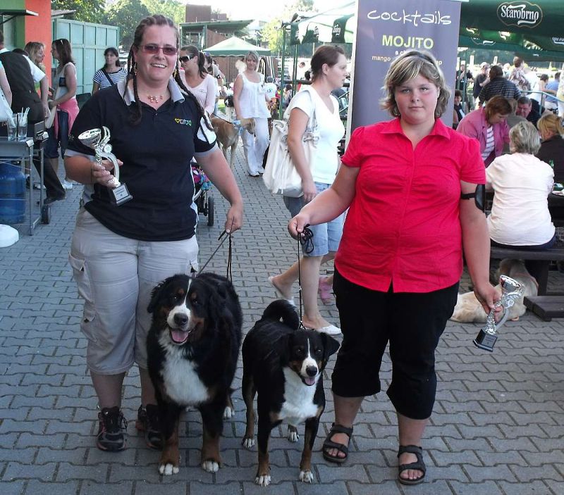 Terka a Markéta s holkama a poháry 
